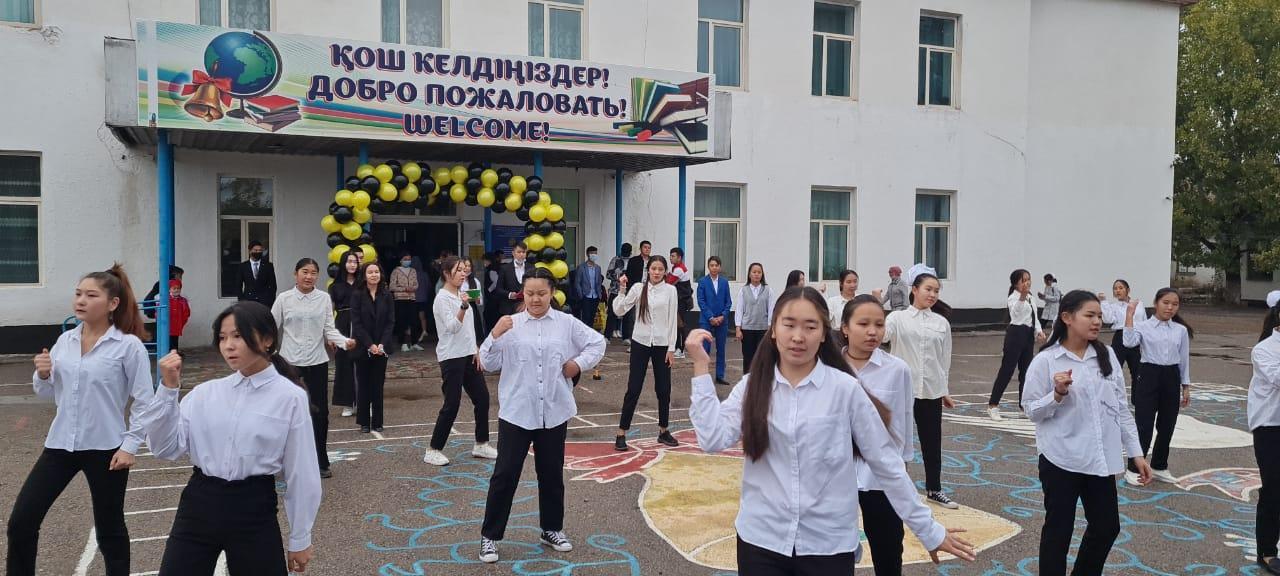 Мектеп парламентінің ұйымдастыруымен оқушылардың Ұстаздарын төл мерекелерімен құттықтауы