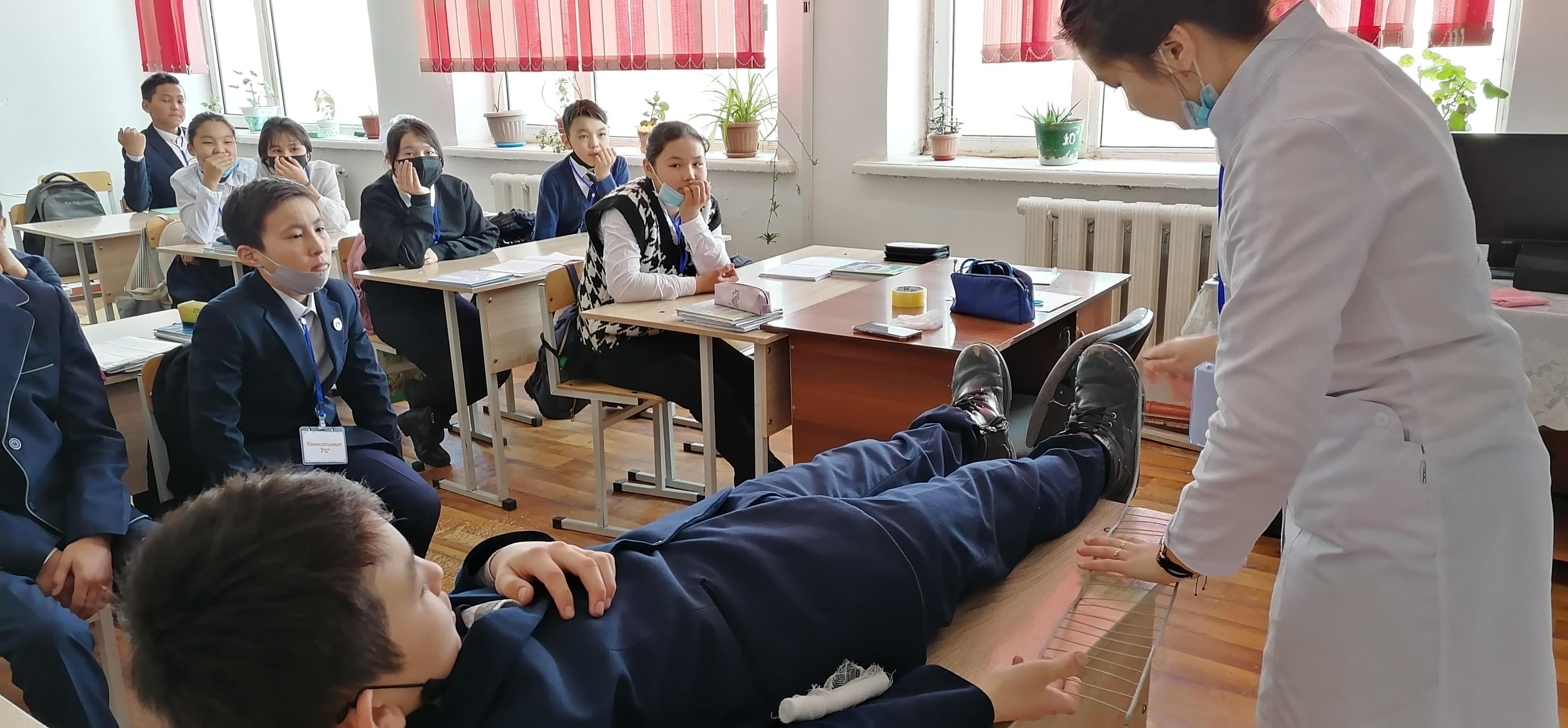 "Түрлі жарақат кезіндегі алғашқы көмек көрсету" тақырыбында практикалық сабақ