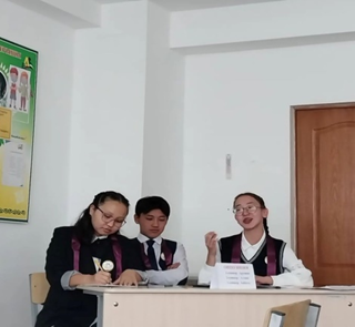 «Қазіргі жастарда патриоттық сезімнің шынайлығына қарағанда,                 еліктеушілік сезімі көп»  Бұл тұжырым рас па, жалған ба? 26.10.2022 күні өткен Карл Поппер дебат ойынында 2 палата ойыншылары осы тақырып бойынша пікір сайысқан еді.