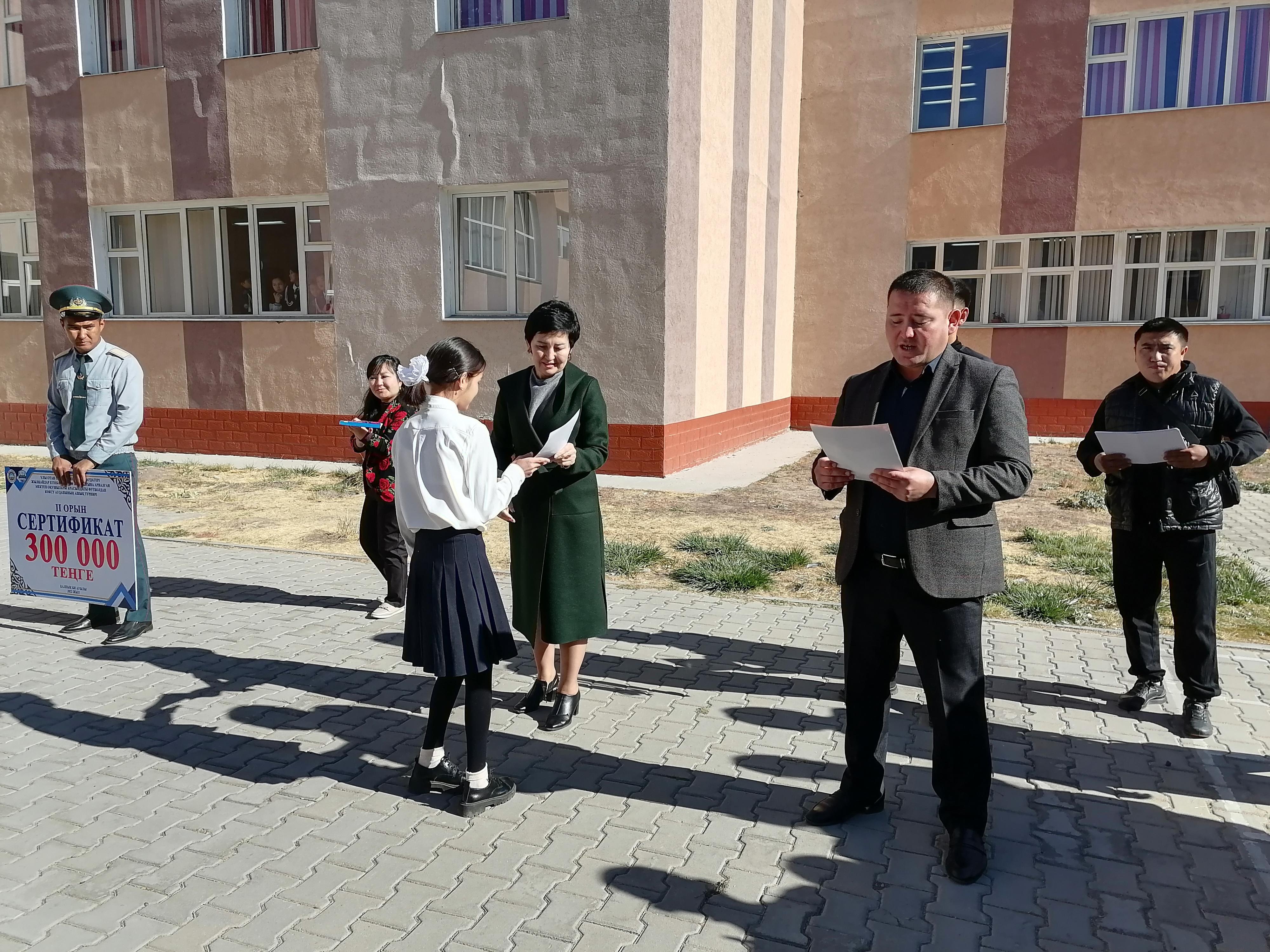Лездеме. Мектеп мақтаныштарын марапаттау