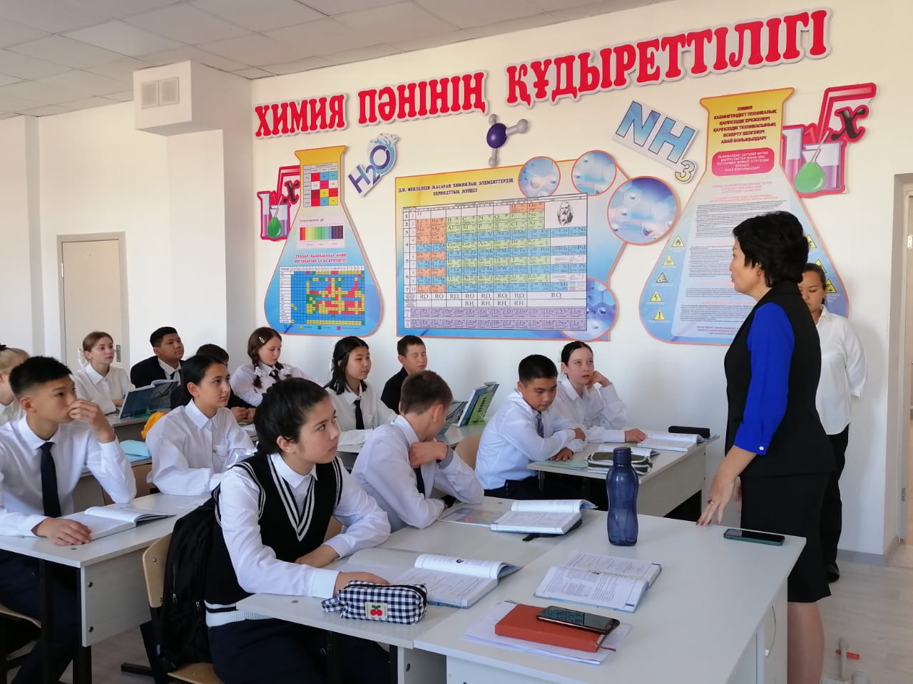 Мектеп әкімшілігі барлық сыныптарды аралап,  оқу процесін назарға алып,  оқушылардың жай-күйімен танысып өтті.