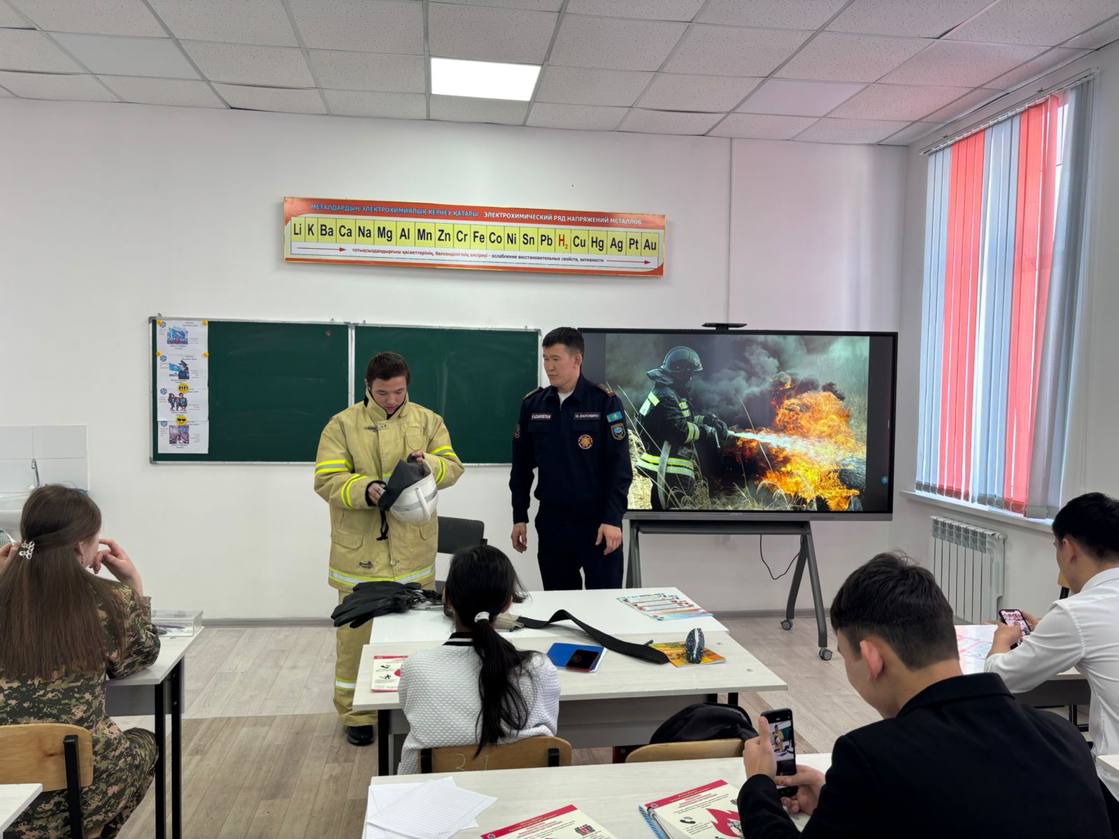 Өрт сөндіру техникаларымен таныстыру